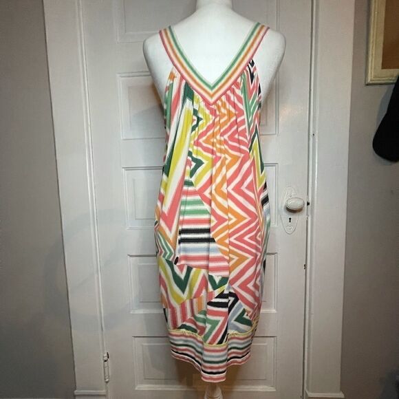 BCBGMaxAzria Vibrant Front & Back V-Neck Dress - Picture 5 of 8